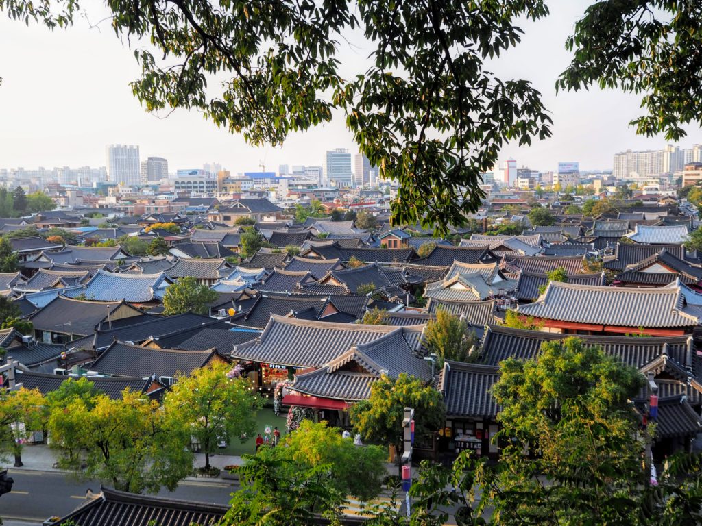 Jeonju Hanok Village — одна из самых больших традиционных деревень времен династии Чосон
